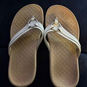Vionic Cream Sandals with Ring Detail